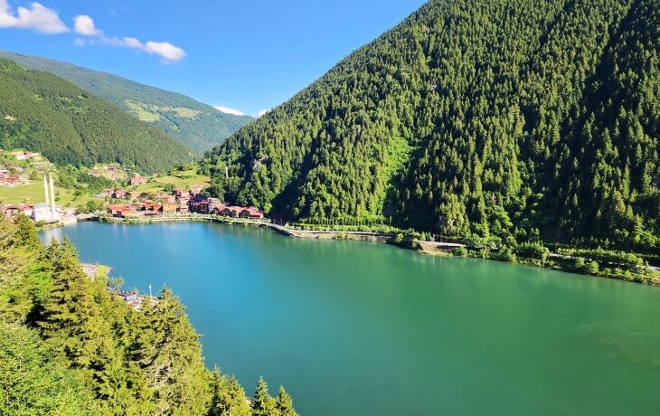 uzungöl seyir terasından gölün panoramik manzarası, yeşil dağ yamaçları ve yaz güneşi altında uzungöl görünümü